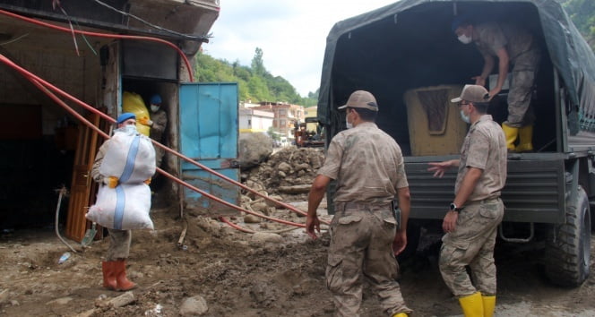 Giresun’da selzedelerin ev eşyaları askeri araçlarla taşınıyor