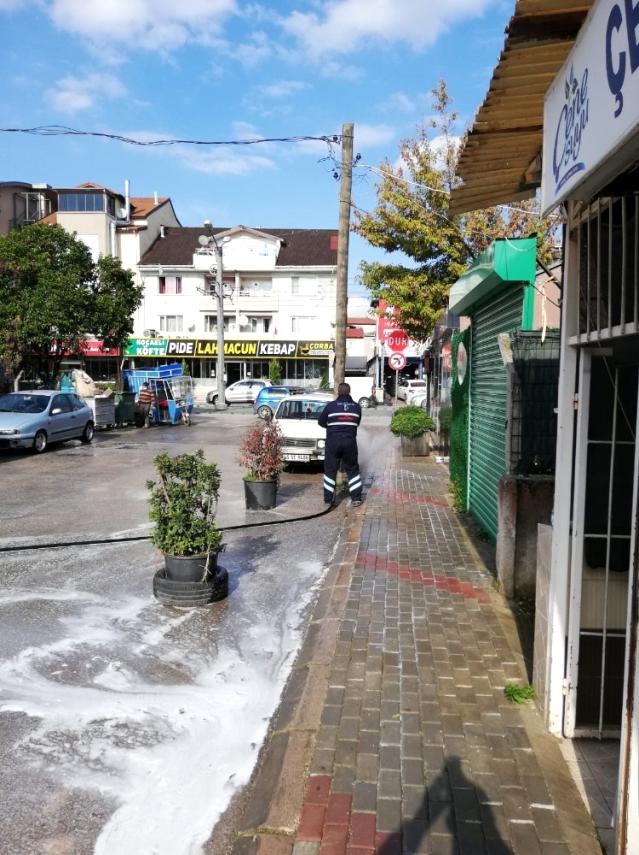 İzmit Belediyesi, mahalle ve sokakları dezenfekte ediyor