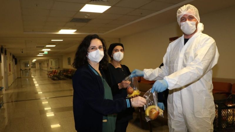 Büyükşehir sağlık çalışanlarına meyve desteği veriyor