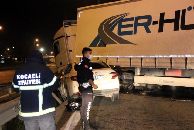 Kocaeli’de otomobil ile çarpışan tır TEM Otoyolu’nu trafiğe kapattı
