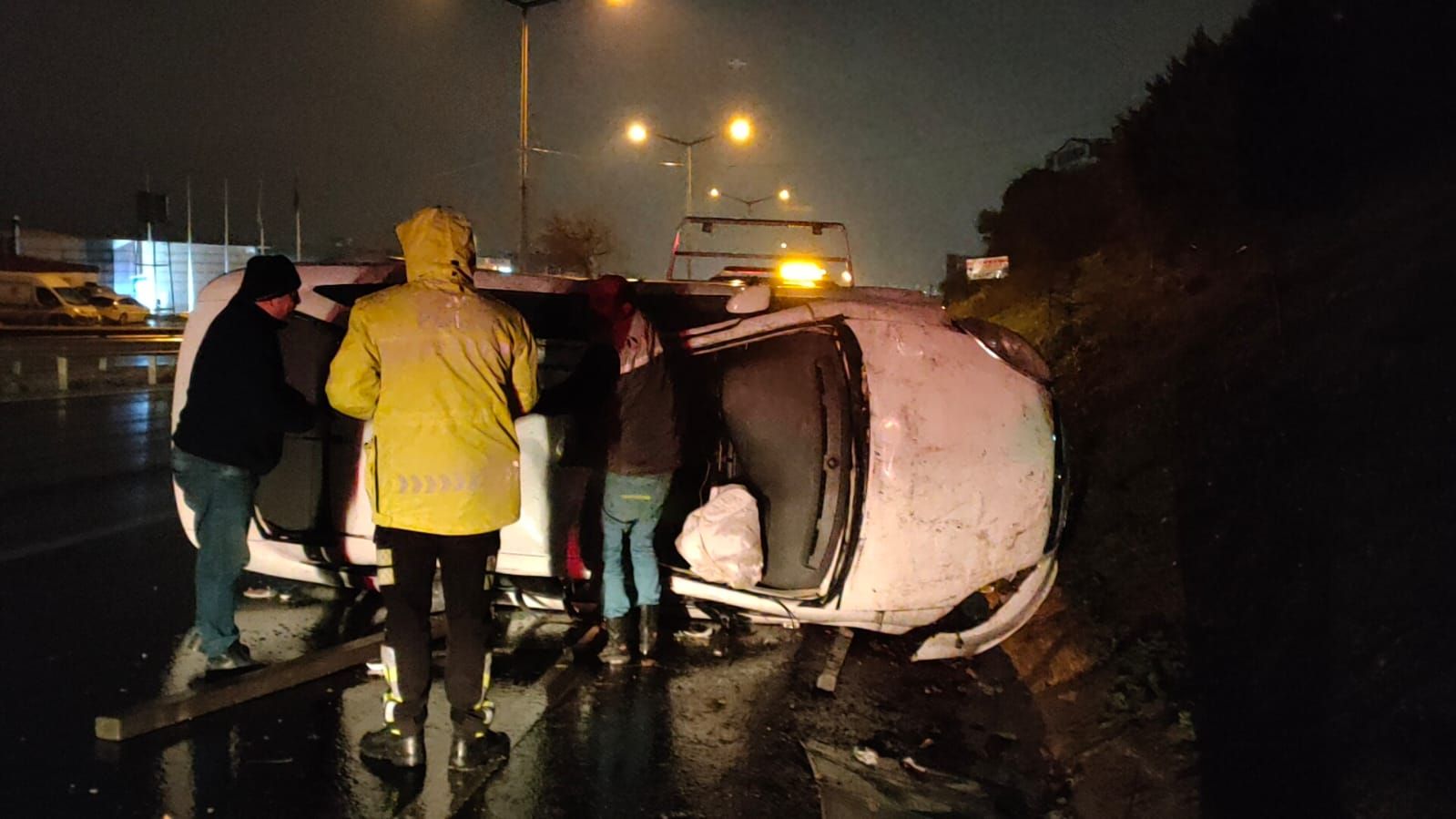 Kocaeli’de devrilen otomobilin sürücüsü yaralandı