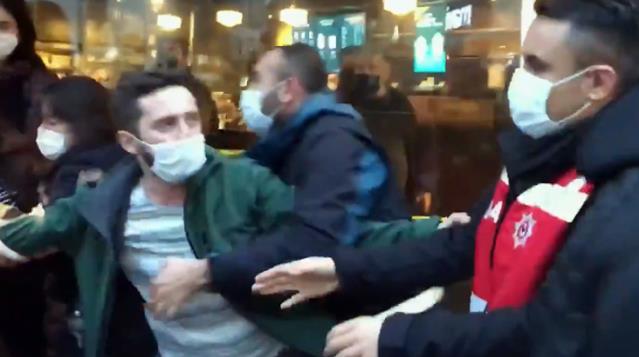 Kadıköy’deki olaylarda eylemcilere müdahale eden polis, sivil polisi de gözaltına almaya kalktı
