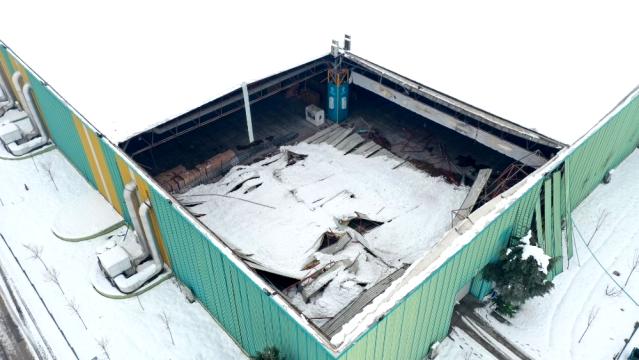 Karın ağırlığına dayanamayan Uluslararası Fuar Merkezinin çatısı çöktü