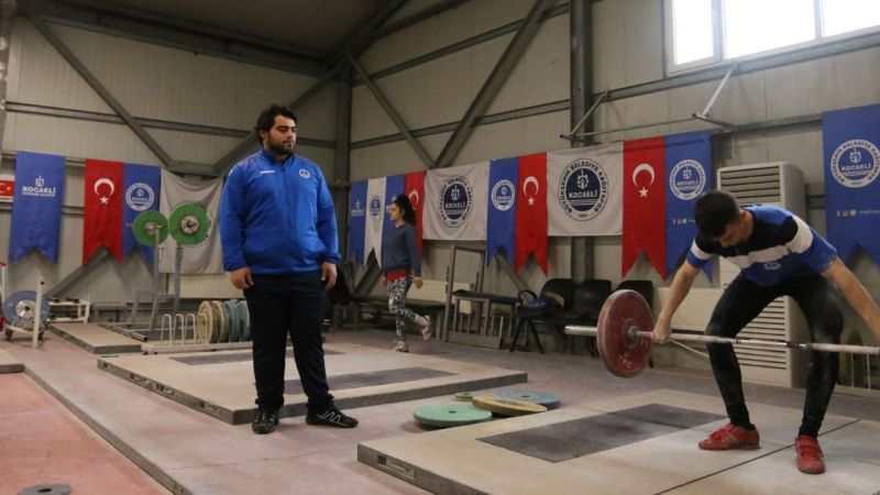 Kağıtspor’un eski halter sporcusu Abdülbaki İtmiş, şampiyonlar yetiştirmek için kolları sıvadı