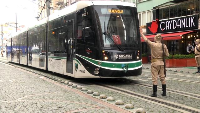 “Dur yolcu” diyen askerler tramvayın önünü kesti