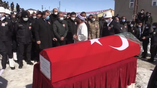 Silahının ateş alması sonucu hayatını kaybeden polis memurunun cenazesi toprağa verildi