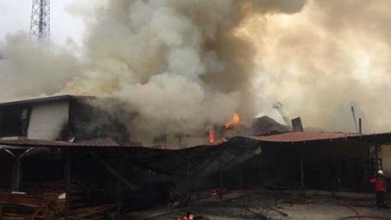 Kocaeli’de palet fabrikasının depolama alanı yangında hasar gördü