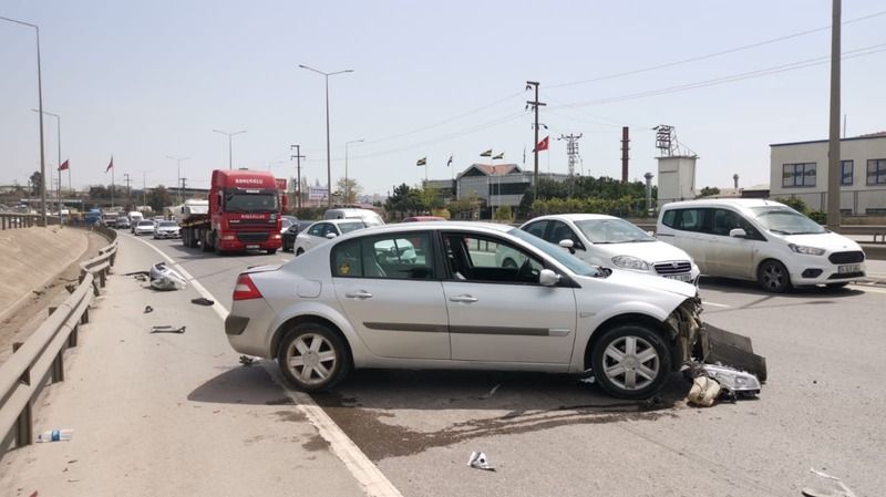Kocaeli’de bariyerlere çarpan otomobilin sürücüsü yaralandı