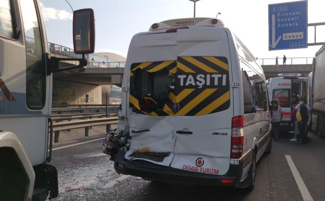 Kocaeli’de 4 aracın karıştığı zincirleme trafik kazasında iki kişi yaralandı