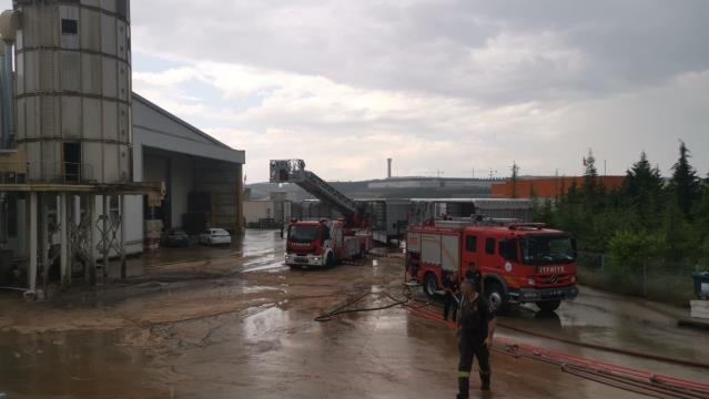 Kocaeli’de kereste fabrikasında çıkan yangın hasara neden oldu