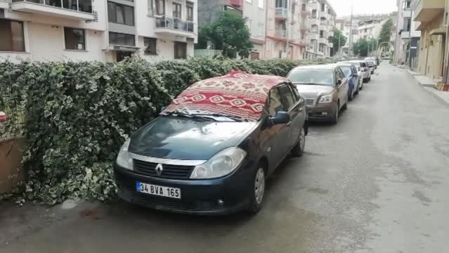 Bazı vatandaşlar araçlarını sağanak ve doluya karşı battaniyelerle korumaya çalıştı