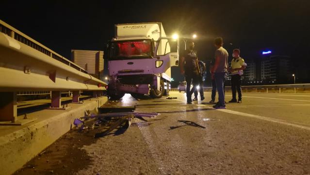 Kocaeli’de karpuz yüklü tırla çarpışan kamyonun sürücüsü yaralandı