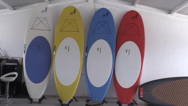 Ürettiği sörf tahtaları yerli ve yabancı sporculara adrenalin yaşatıyor