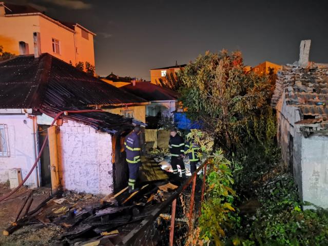 Kocaeli’de evde çıkan yangında 2 kişi hastaneye kaldırıldı