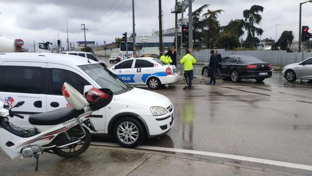 Kocaeli’de otomobille çarpışan motosikletin sürücüsü yaralandı