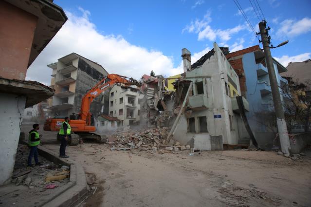 Kocaeli’de çarpık kentleşmenin olduğu mahallede yıkım çalışmalarına başlandı