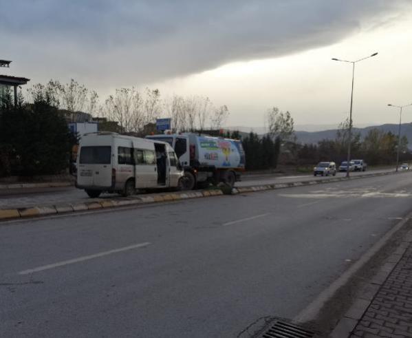 Kocaeli’de minibüs ile temizlik aracı çarpıştı: 8 yaralı