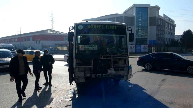 Halk otobüsü ile tehlikeli madde taşıyan tanker çarpıştı: 2 yaralı