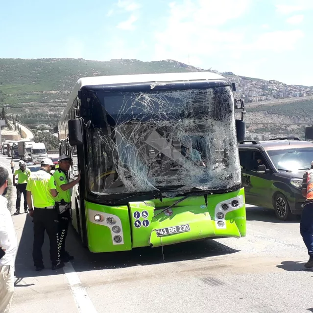 Belediye otobüsü ile tanker çarpıştı: 11 yaralı