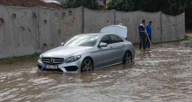 Cadde yağmur suyuyla doldu, milyonluk araç yolda kaldı