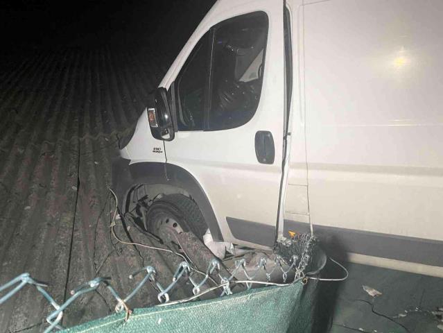 Kocaeli’de ilginç kaza: Yoldan çıkan minibüs deponun çatısına çarptı