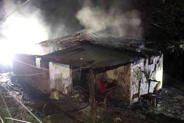 Kocaeli’de prefabrik ev alev alev yandı