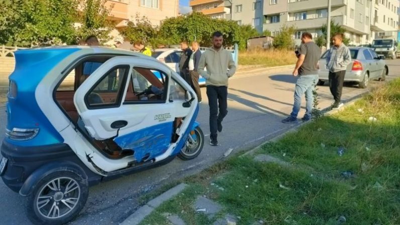 Kocaeli’de otomobille çarpışarak devrilen elektrikli motosikletin sürücüsü yaralandı