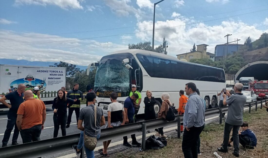 Anadolu Otoyolu’nda 2 yolcu otobüsü ve hafif ticari araç çarpıştı