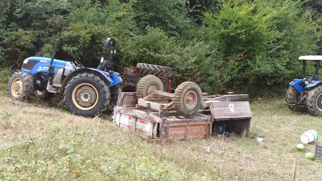 Kocaeli’de devrilen traktör römorkunun altında kalan 3 kişiden biri öldü