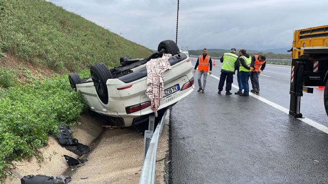 Tırla çarpışan lüks otomobil su kanalına devrildi: 2 yaralı