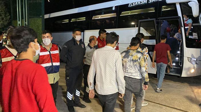 Kocaeli’de 25 düzensiz göçmen sınır dışı edildi