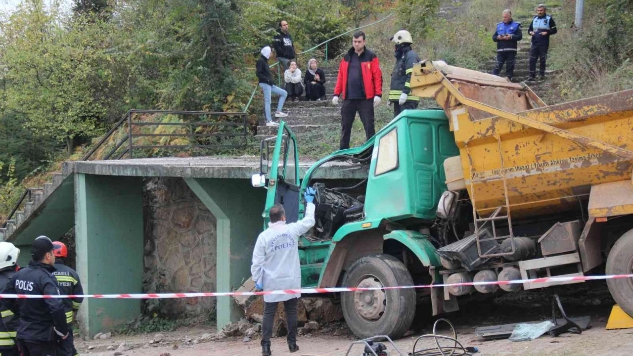 70 metre sürüklenen kamyon beton merdivene çarptı, ölen şoförün arkadaşları olup biteni çaresizce izledi