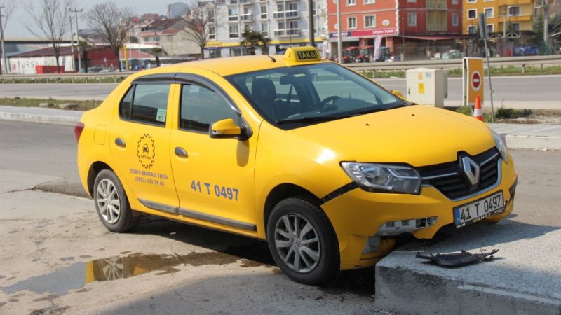 Kocaeli’de kazaya karışan taksinin sürücüsü yaralandı