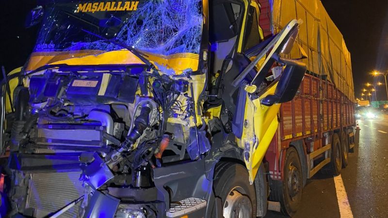 TEM’de 2 kamyon çarpıştı, araçta sıkışan sürücü yaralandı
