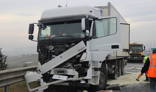 Kuzey Marmara Otoyolu’nda kamyon tıra çarptı: 3 yaralı
