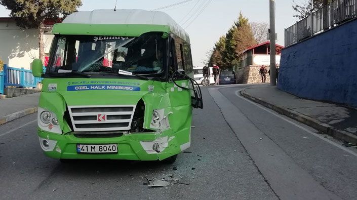 İki yolcu minibüsünün çarpıştığı kazada 11 kişi yaralandı
