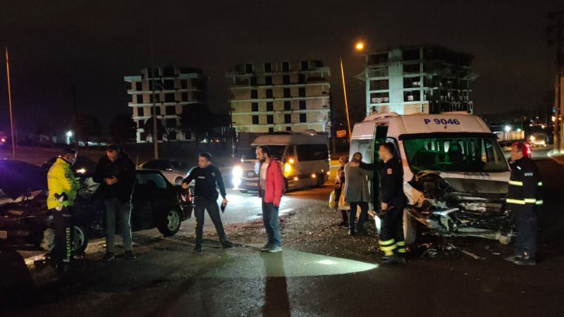 Kocaeli’de otomobil ile servis minibüsünün çarpıştığı kazada 3 kişi yaralandı