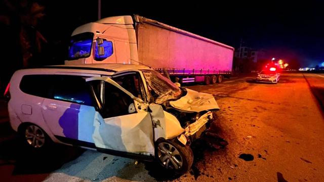 Yalova’da park halindeki tıra çarpan otomobilin sürücüsü yaralandı