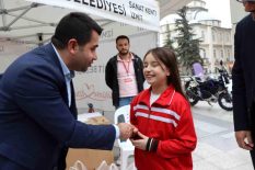 10 yaşındaki Haticenur, sattığı bileklik ve kolyelerin parasını depremzedelere bağışladı