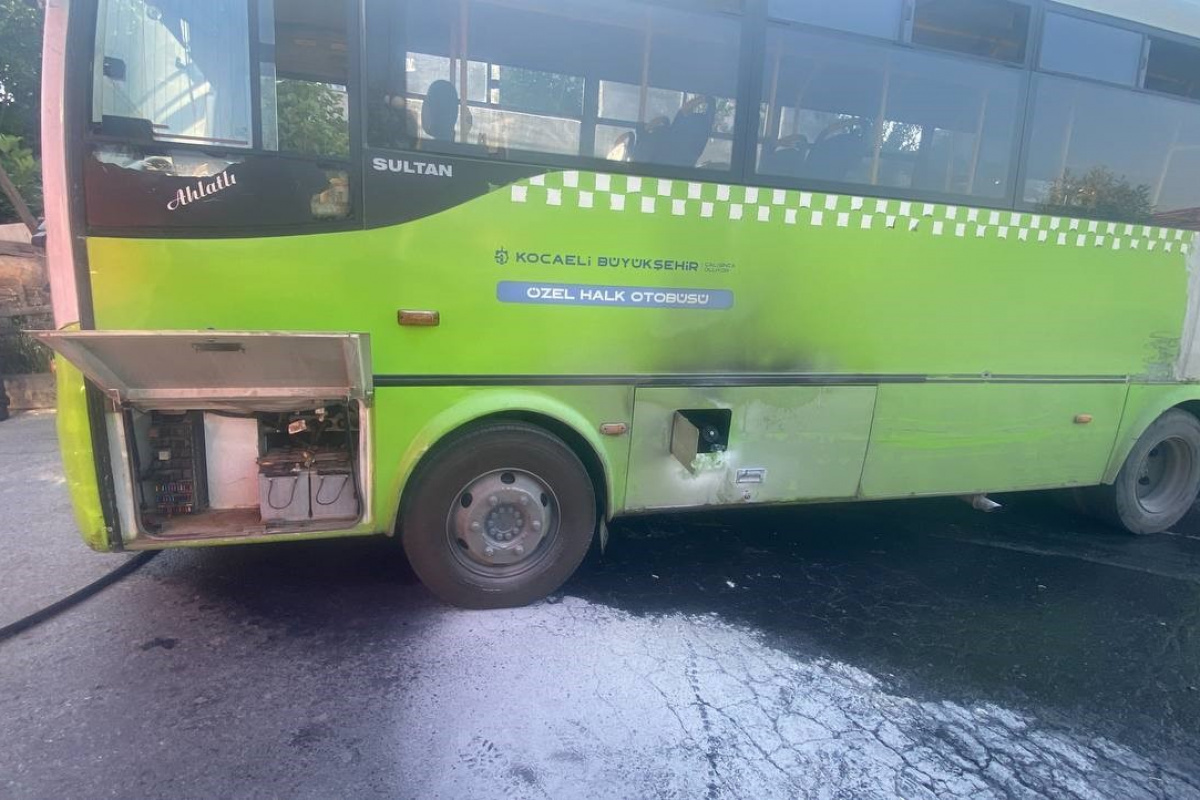 Özel halk otobüsünde yangın paniği: Yolcular tahliye edildi