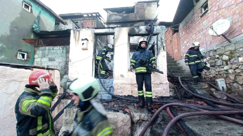 İzmit’te çıkan yangın başka bir binaya sıçradı