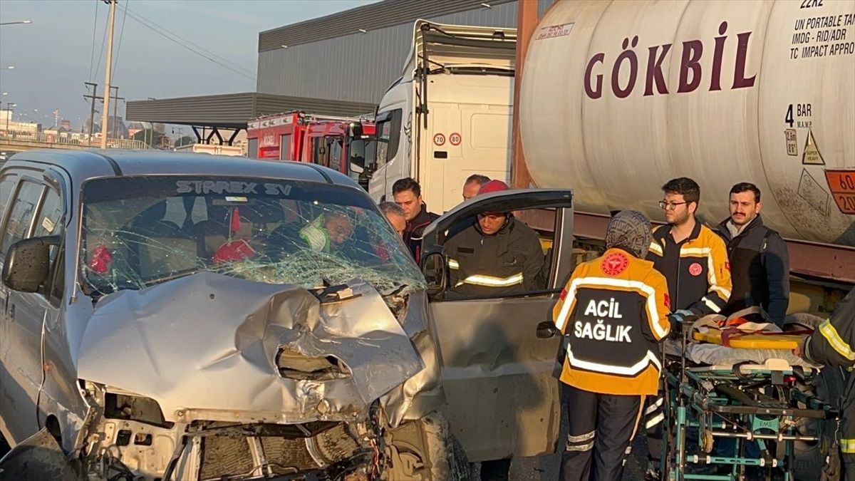 Gebze’de park halindeki tıra çarpan panelvanın sürücüsü yaralandı