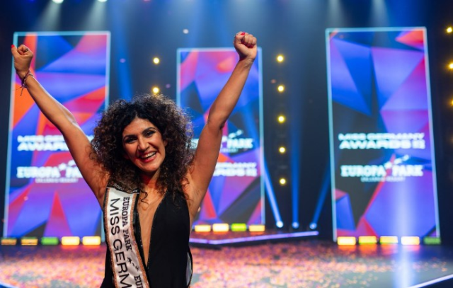 Miss Germany 2024 yarışmasının şampiyonu 39 yaşındaki İranlı Apameh Senauer oldu