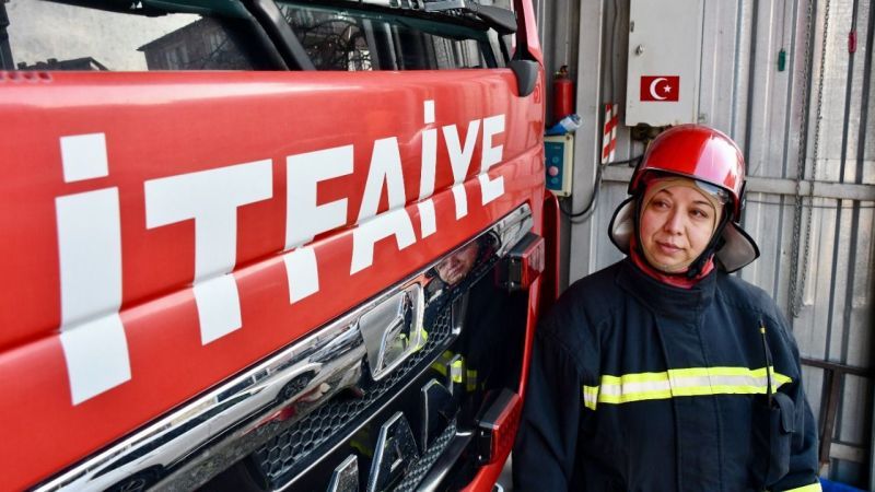 Gönüllü İtfaiyeci Medine Üstün, Yangın Söndürme Çalışmalarına Destek Oluyor