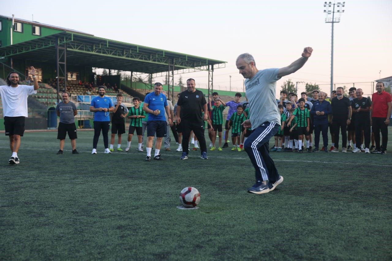 Çayırova Belediye Başkanı, Futbol Okulu Öğrencileriyle Spor Yaptı