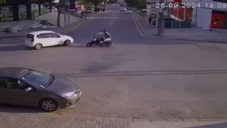 Kocaeli’de Otomobil ve Motosiklet Çarpıştı: 2 Yaralı