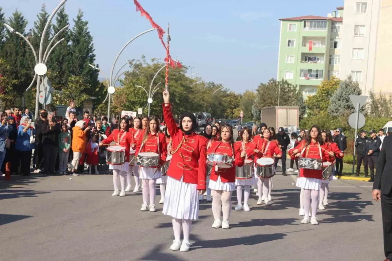 Ellerinde bayraklarla Cumhuriyet için yürüdüler – Kocaeli Gazetesi