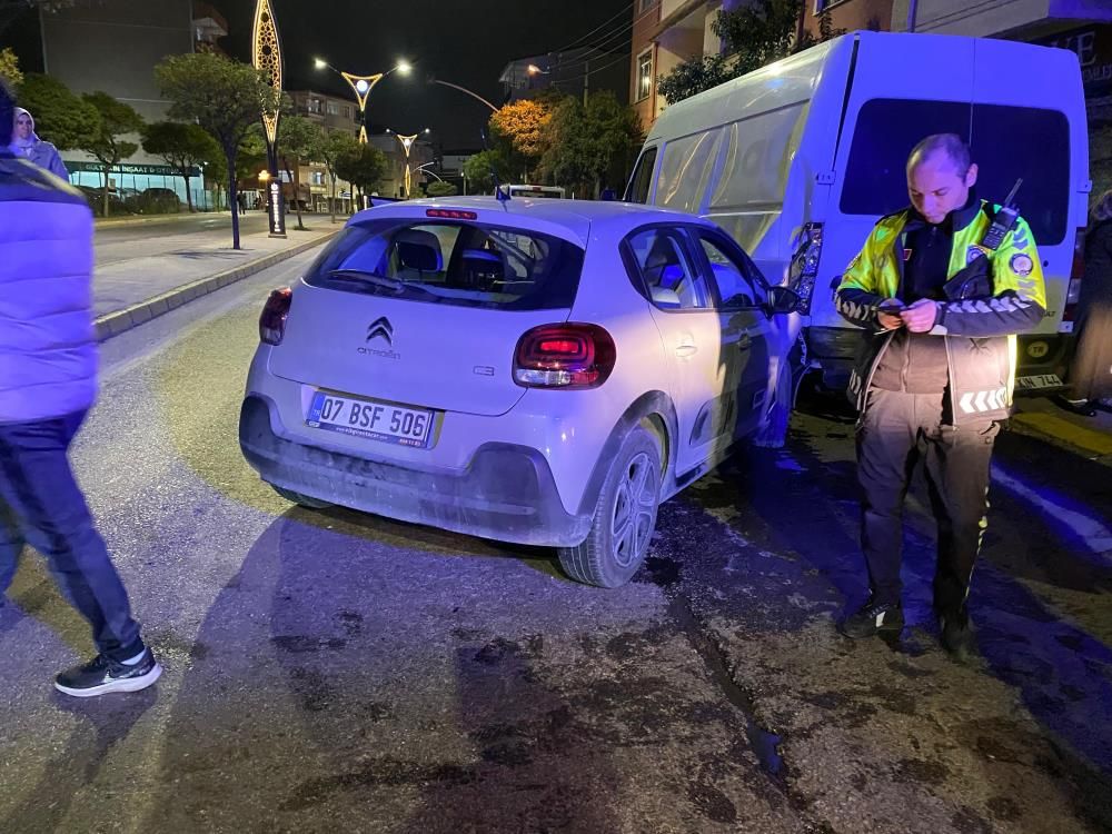 Alkollü sürücü park halindeki minibüse çarptı: 3 yaralı – Kocaeli Gazetesi