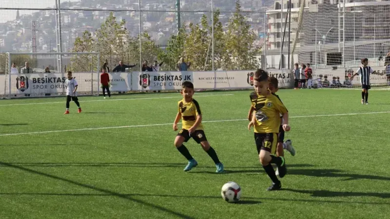 Miniklerden Cumhuriyet Bayramı’nda futbol şöleni – En Kocaeli