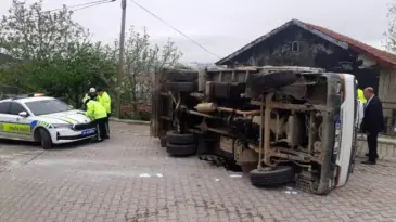 Körfez’de Freni Boşalan Kamyonet Devrildi